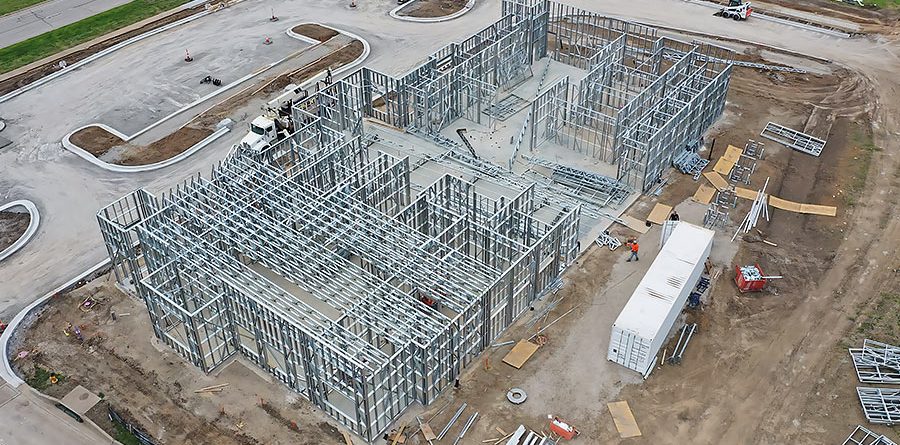 Mobil hafif çelik yapı fabrikasıyla sahada üretilmiş prefabrik hafif çelik yapı sistemleriyle kurulan modüler bina. Rollform teknolojisi ve hafif çelik yapı makineleri kullanılarak yerinde üretim.