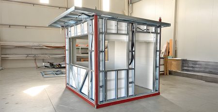 Çelik yapı makinesi ile üretilmiş modüler güvenlik kulübesi – Vertex destekli rollform teknolojisiyle inşa edilen hafif çelik yapı örneği.
