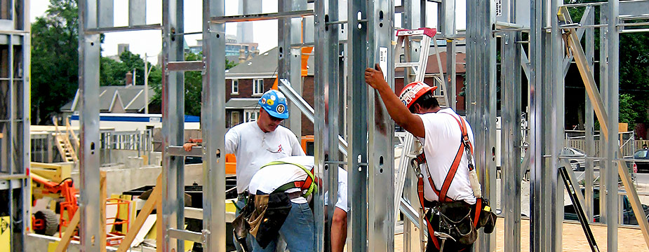 Rollform hattında üretilen hafif çelik yapı panellerinin sahada montaj sürecini yürüten işçiler.